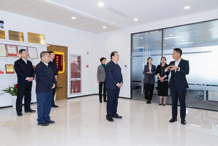 上海市长龚正一行察看AI知名人力资源服务公司kdpay钱包国际的AI赋能人力资源数据动态分析平台